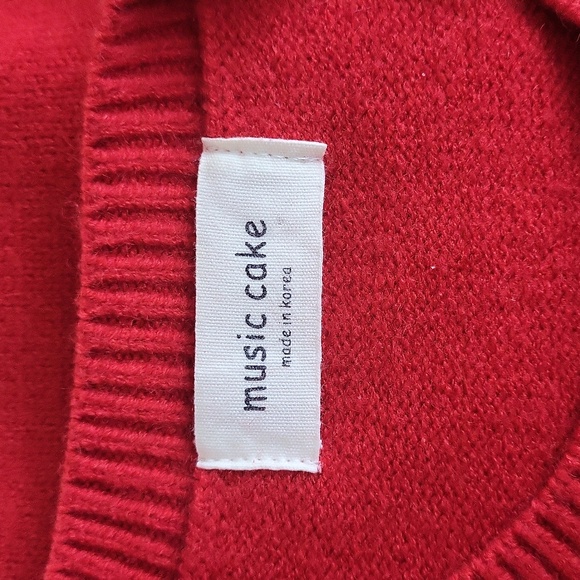 Red Deer Pattern Sweater - Picture 10 of 11